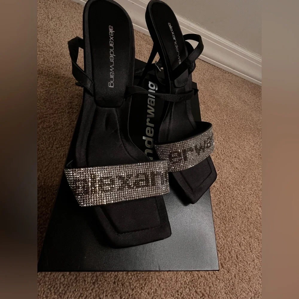 run true to size worn once - Picture 1 of 3